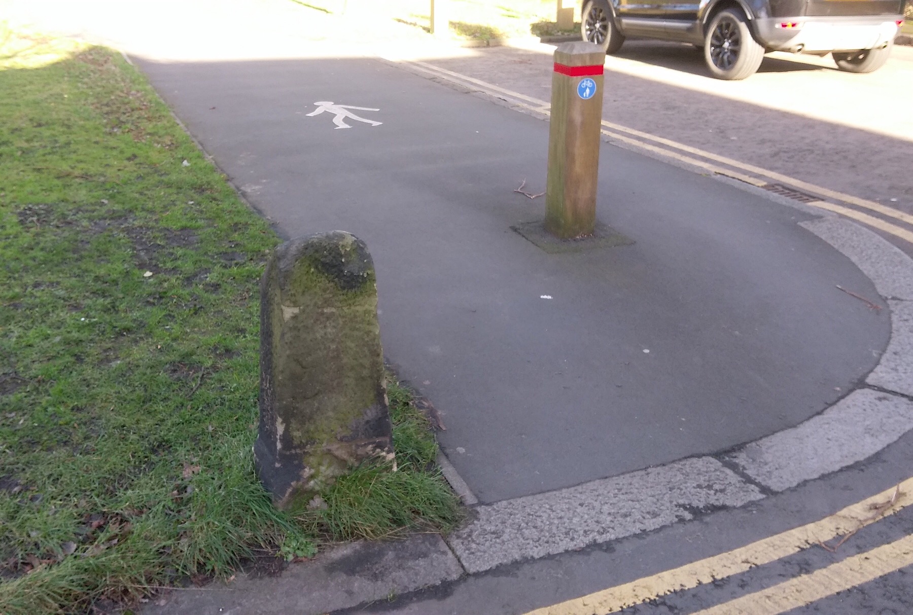 Picture of a bollard right in the middle of the cycle path at Highbury.